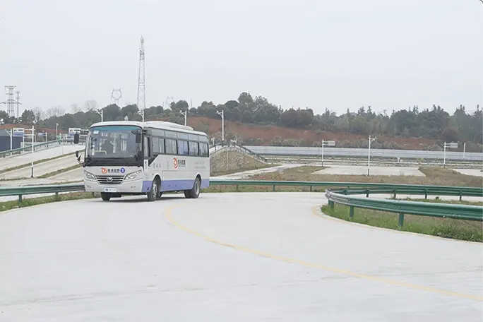 模拟连续急弯山区路行驶